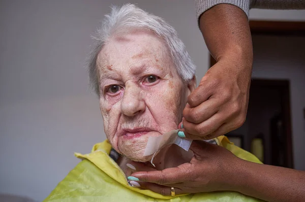 Пожилая Женщина Получающая Удаление Волос Лице Африканской Американской Сиделки — стоковое фото