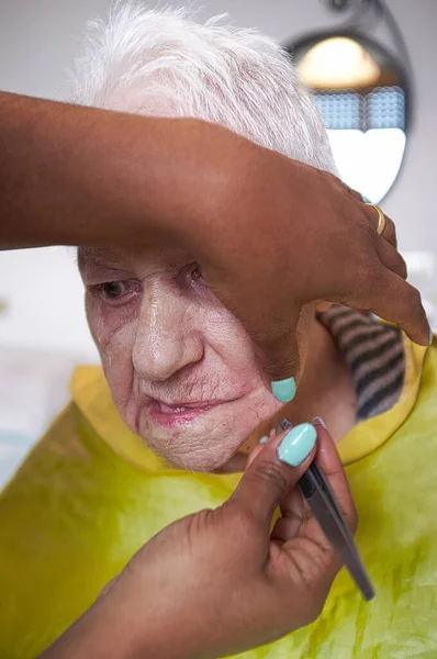 Starsza Kobieta Otrzymująca Depilację Twarzy Afrykańskiej Opieki Amerykańskiej — Zdjęcie stockowe