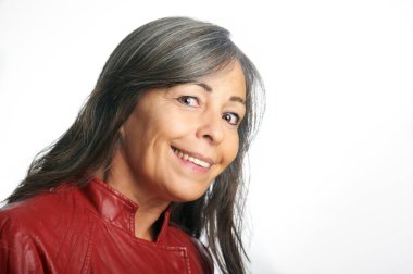 Güzel, gülümseyen, gri saçlı ve kırmızı ceket giyen yaşlı bir kadının portresini yakından çek..