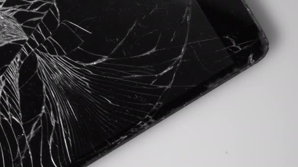 用玻璃屏风关闭智能手机 屏幕上的碎玻璃 破碎的电话 破碎的 修理的 — 图库视频影像