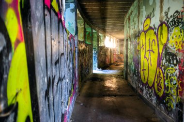 Terk edilmiş bir binanın içindeki duvarlara grafiti.