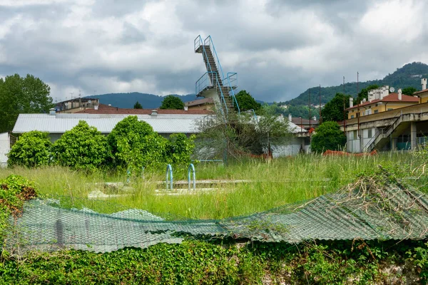 Una Antigua Piscina Pública Abandonada Una Ciudad —  Fotos de Stock