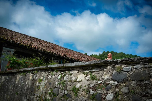 Muñeca Plástico Vintage Asoma Sobre Una Vieja Pared —  Fotos de Stock