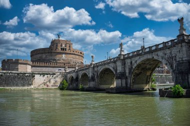 Castel Sant Angelo veya İtalya 'nın Hadrian Anıtmezarı, antik Roma' da inşa edilmiş, şu anda İtalya 'nın en ünlü turistik mekanıdır. Castel Sant Angelo bir zamanlar Roma 'nın en yüksek binasıydı..