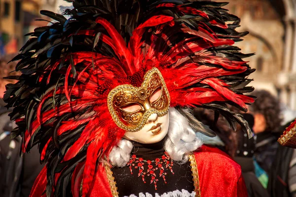 2012年2月18日 ヴェネツィア イタリア ヴェネツィアのカーニバルマスク イタリアのヴェネツィアのカーニバルでマスクを持つ祭りの衣装の人々 カーニバルの衣装とマスク ヴェネツィア — ストック写真