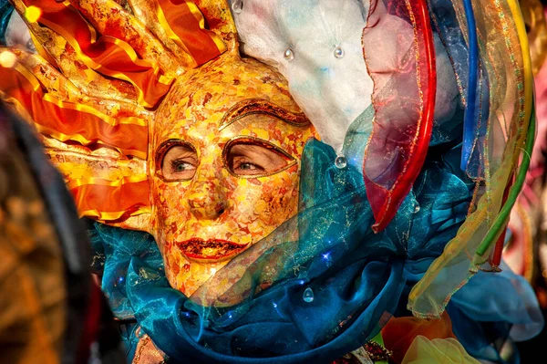 2012年2月18日 ヴェネツィア イタリア ヴェネツィアのカーニバルマスク イタリアのヴェネツィアのカーニバルでマスクを持つ祭りの衣装の人々 カーニバルの衣装とマスク ヴェネツィア — ストック写真