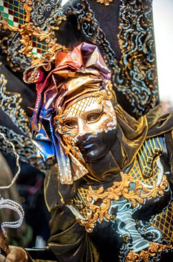 Venedik Karnaval maskesi. İtalya 'daki Venedik karnavalında maskeli festival kostümlü insanlar. Venedik Karnaval kostümleri ve maskeleri