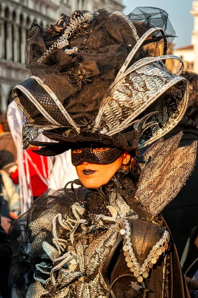 Februar 2012 Venedig Italien Venezianische Karnevalsmaske Menschen Festkostüm Mit Maske — Stockfoto