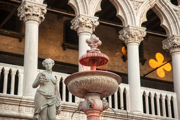 ヴェネツィアのドージェ宮殿の前にある伝統的なワイン噴水 カーニバルシーズン中のイタリア — ストック写真