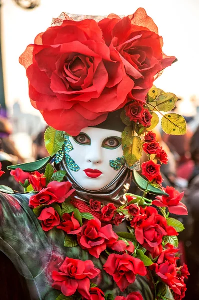 Venezianische Karnevalsmaske Menschen Festkostüm Mit Maske Beim Karneval Venedig Italien — Stockfoto