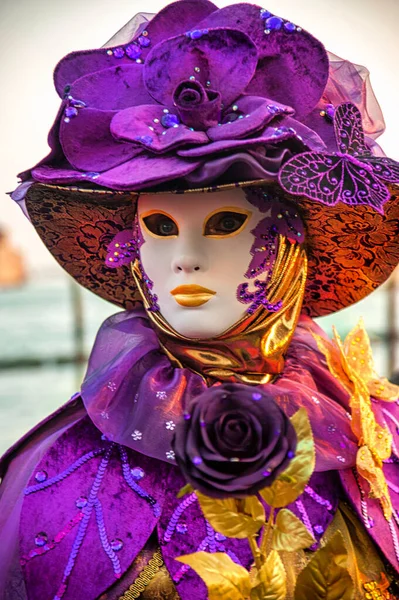 ヴェネツィアのカーニバルマスク イタリアのヴェネツィアのカーニバルでマスクを持つ祭りの衣装の人々 カーニバルの衣装とマスク ヴェネツィア — ストック写真