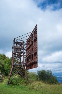 bir dağın tepesinde kullanılmayan paslı metal ekipmanlar