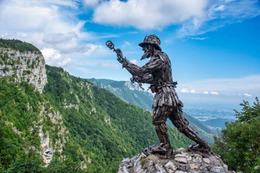 22 Temmuz 2018, Asiago, İtalya: Avusturya işgalini durdurmak için Mayıs-Haziran 1916 'da kendilerini feda eden kahramanları onurlandırmak için Cogollo del Cengio Alpine Grubu tarafından dikilen şarapnelle inşa edilen Cengio el Bombacısı