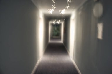 Paranormal aktivitesi olan bir binanın iç koridoru, kabus gibi.