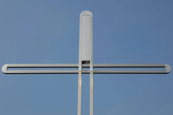 在蓝天的高空 有一个巨大的金属基督教十字架 — 图库照片
