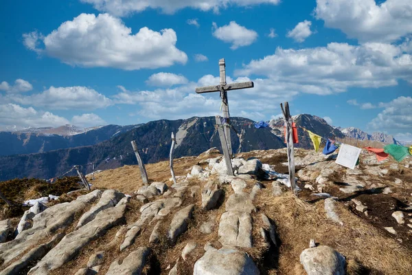 Cruz Cumbre Madera Banderas Cima Montaña Con Cielo Despejado Nublado — Foto de Stock