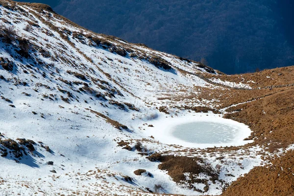 Nevado Paisaje Montaña Con Pequeño Lago Congelado — Foto de Stock