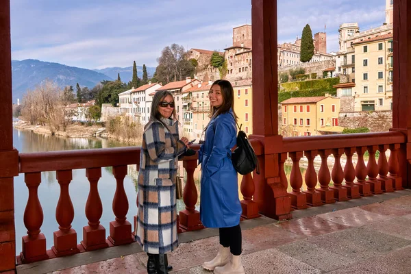 2人の観光客 ポンテ ヴェッキオの母と娘 バッサーノ グラッパのポンテ デッリ アルピニ イタリアのブレンタ川にかかる有名な橋 — ストック写真