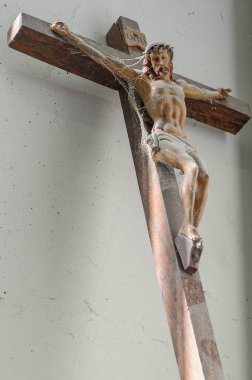 Çarmıh terk edilmiş, tozlu ve örümcek ağlarıyla kaplı.