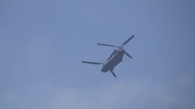 Helikopter Boeing CH-47 Chinook gökyüzünde uçuyor.