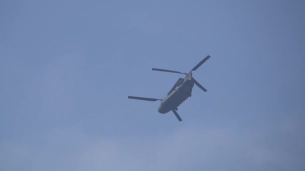 Ελικόπτερο Boeing Chinook Που Πετάει Στον Ουρανό — Αρχείο Βίντεο
