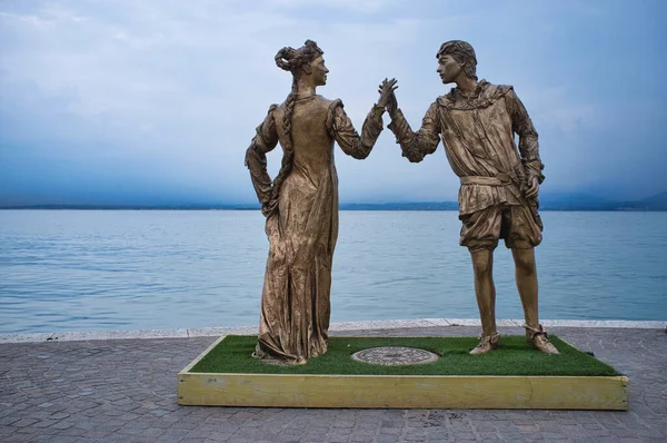 May 20218 Lazise Italy Statue Romeo Juliet Touching Hands Sculptor — Stock Photo, Image