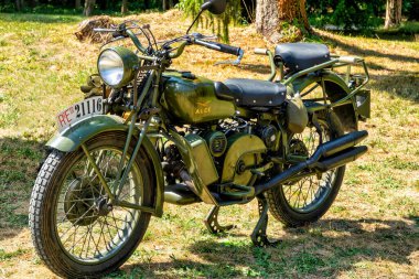 28 Ağustos 2022 Villa Varda Brugnera İtalya: Birinci Dünya Savaşı 'nın askeri-tarihi yeniden inşası. Klasik İtalyan motosiklet askeri aracı sergisi