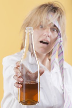 sarhoş kadın holding şişe.