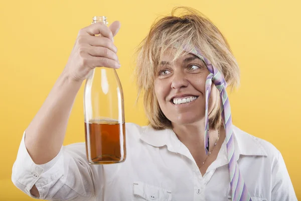 şişeyle sarhoş kadın