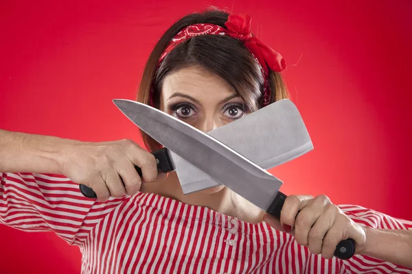 Ragazza retrò guardando tra due coltelli da cucina — Foto Stock