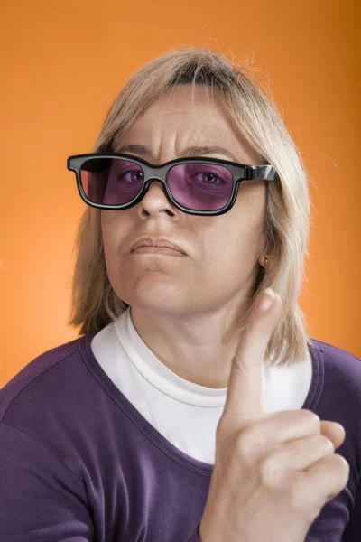 Ung blond tjej hotar finger — Stockfoto