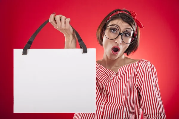 Menina segurando cartão branco em branco — Fotografia de Stock