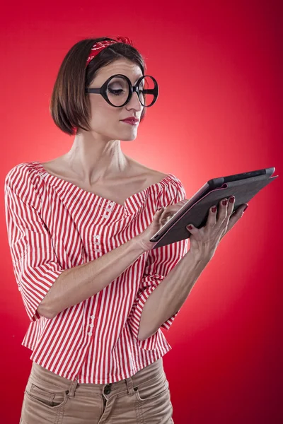 Chica con una tableta digital en las manos —  Fotos de Stock