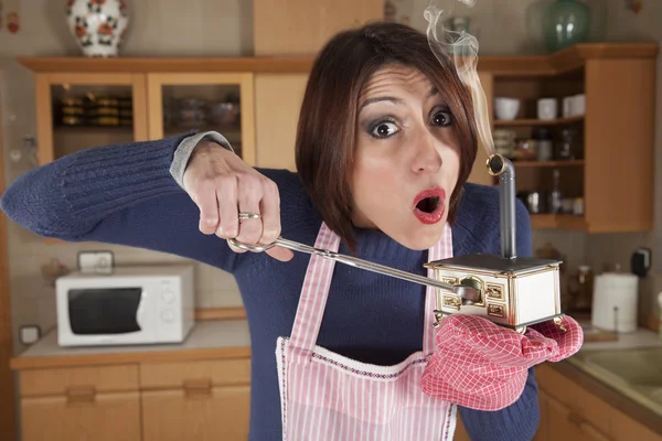 Mulher pego em uma mini cozinha — Fotografia de Stock