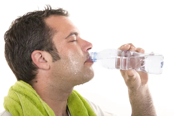Mann trinkt Wasser und schwitzt Stockfoto