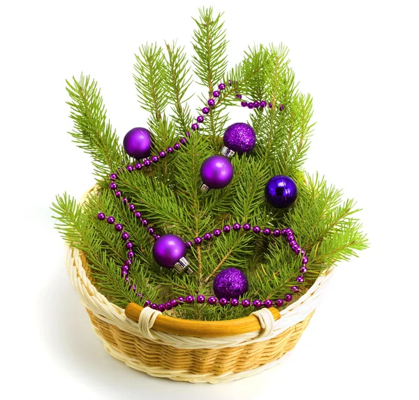 Juguetes con un árbol de piel en una canasta — Foto de Stock