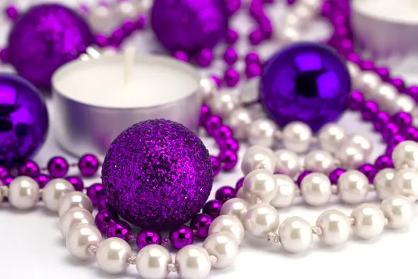 Neujahrshintergrund aus Spielzeug und Perlen — Stockfoto