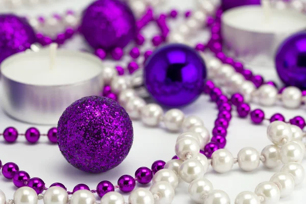 Neujahrshintergrund aus Spielzeug und Perlen — Stockfoto