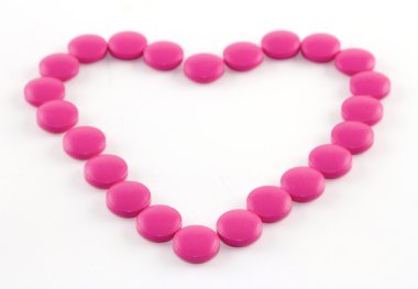 beyaz kağıt üzerine pembe tabletleri