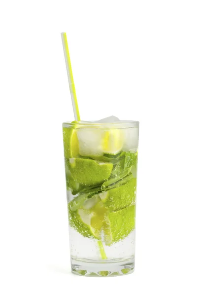 Bebida alcoólica de Mojito em um fundo branco — Fotografia de Stock
