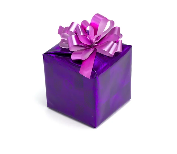 Presente violeta em um fundo branco — Fotografia de Stock