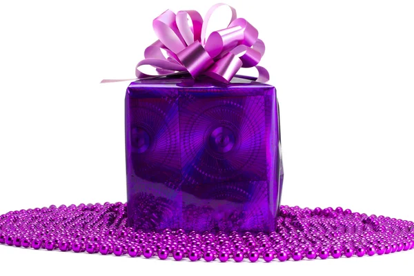 Presente violeta com um ornamento em um fundo branco — Fotografia de Stock