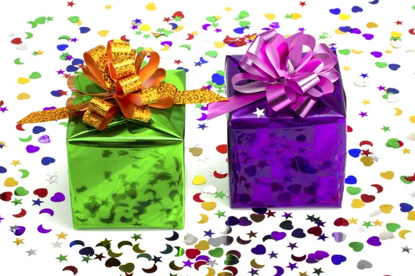 Presente violeta e verde em um fundo comemorativo — Fotografia de Stock