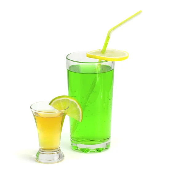 Cocktail alcolici con una calce — Foto Stock