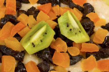 Oat porridge with dried fruit
