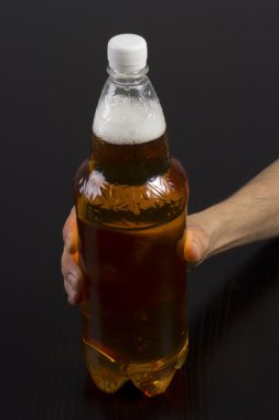 adam bir şişe bira tutuyor