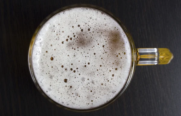 Ein Glas Bier auf dem Tisch — Stockfoto