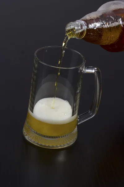 Bier in ein Glas gießen — Stockfoto