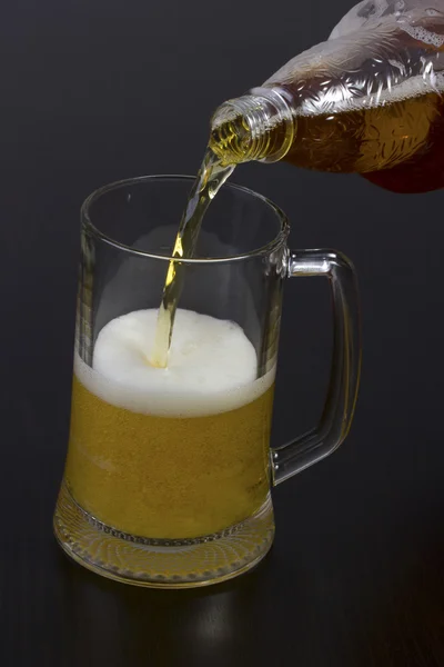 Bier in ein Glas gießen — Stockfoto