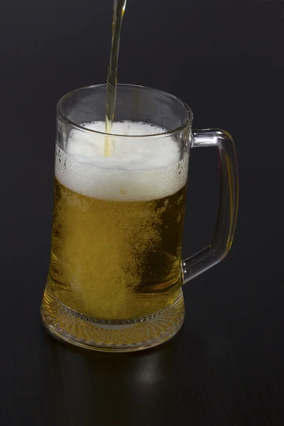 Bier in ein Glas gießen — Stockfoto